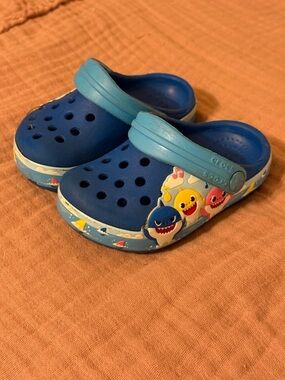 CROCS Kids Blue Shark Print Clogs with Light Blue Strap size 5